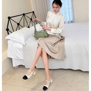 Giày cao gót vuông 6p bít mũi nối 2 dây mảnh xoắn ngang khóa dán trái tim hở gót - BM130