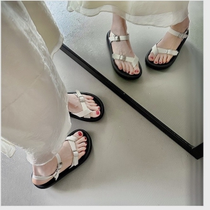 Giày sandal nữ đế bằng 3cm quai chéo xỏ ngón - DB019
